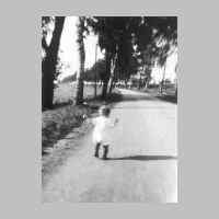 022-0084 Die Dorfstrasse in Richtung Garbeningken. Die kleine Dame heisst Marianne und ist die Tochter von Elli Libon, geb. Grube..jpg